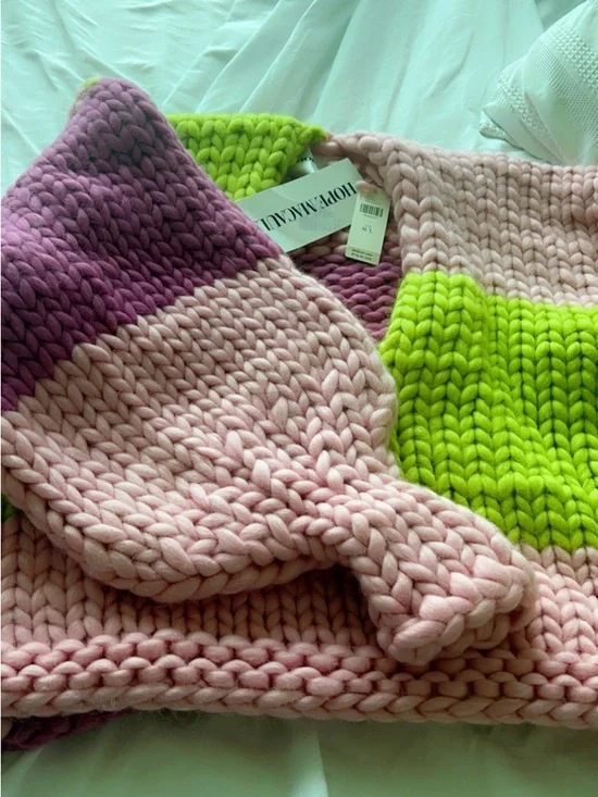 Hope Macaulay Pink & Green Chunky V‑Neck Colorblock Sweater - Picture 4 of 4